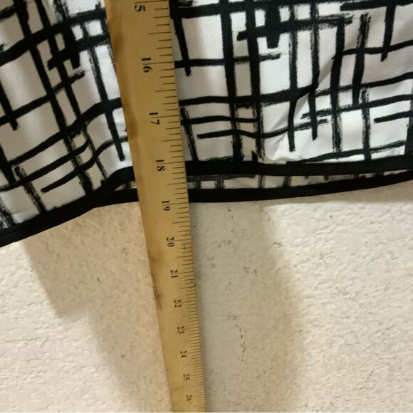 ⭐️FOREVER 21 White and Black Top size small T1 - Picture 7 of 10